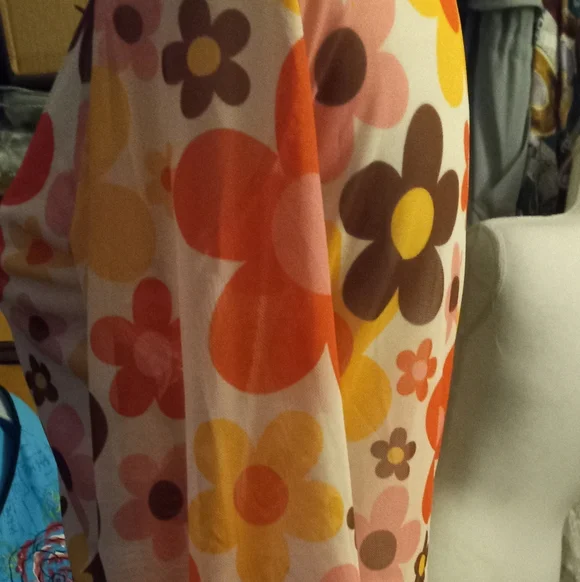 New,70's influence sheer mesh floral power bell sleeve croped top size medium. - Picture 5 of 8